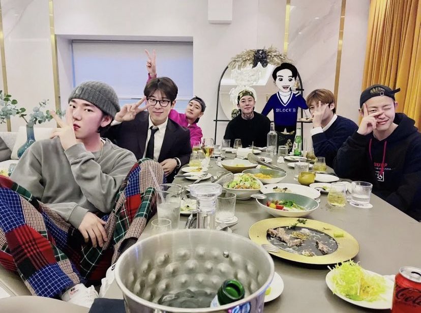 BrazilBlockB's tweet photo. [INFO|🐝] 24.03.22

DO YOU WANNA BE? BLOCK B!!! 🐝🖤💛

Os membros do Block B se reuniram para um jantar de despedida para P.O antes dele ir para o exército 🥺

Eles foram jantar no restaurante Forest (o qual Jaehyo é proprietário). https://t.co/iOc82xMfGj