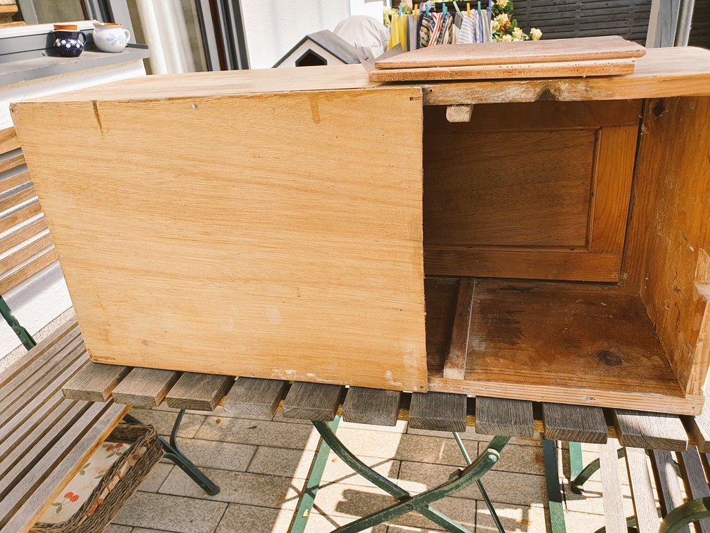 AnitaZ411's tweet photo. Zum ersten mal habe ich einen Sperrmüllfund, ein Hängeschränckchen, #restauriert. Es hat mich Arbeit, Mühe, Zeit und aber auch viel Freude bereitet. Ich bin so stolz auf mich #rustic #wood #trash #kitchen #restore https://t.co/42cJTFjTPL