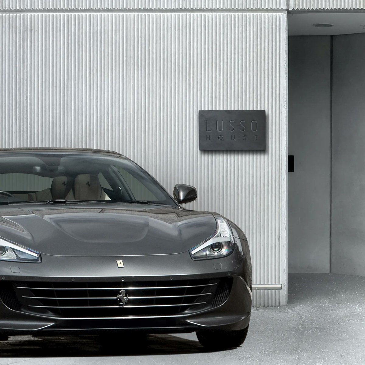 Welsh Slate left natural, both subtle with a stunning yet simple look.

Get in contact with our team today to start creating your very own bespoke plaque at hello@stonesign.com 📩