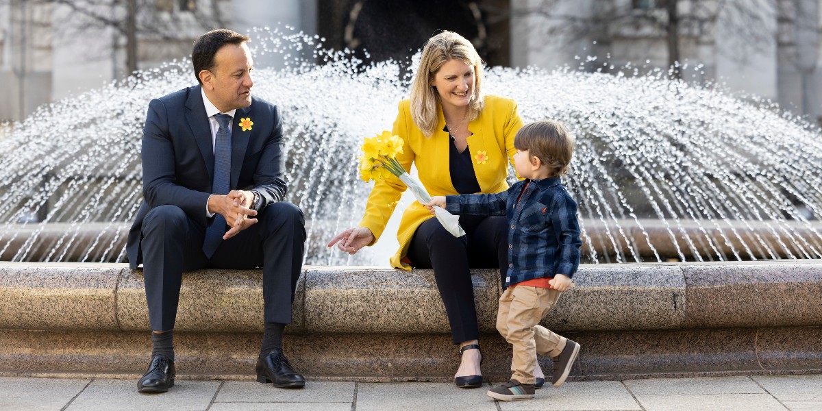 IrishCancerSoc's tweet photo. Thanks to Tánaiste @LeoVaradkar for helping us to kick off this year's #DaffodilDay. 

Tomorrow we will once again turn Ireland yellow in support of all those affected by cancer 💛 https://t.co/RuajK7JxBW