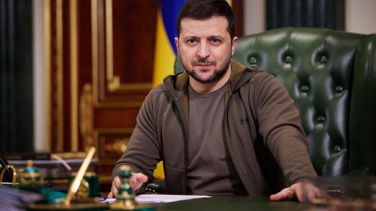 EditionsGrasset's tweet photo. 🇺🇦 Un recueil de discours et une "adresse inédite aux Français" du président @ZelenskyyUa vont être publiés en mai par les Ed. Grasset
Tous les profits de la vente de l’ouvrage seront reversés à l'organisme de soutien au peuple ukrainien géré par l'ambassade d'Ukraine à Paris. https://t.co/kNPthiSVly