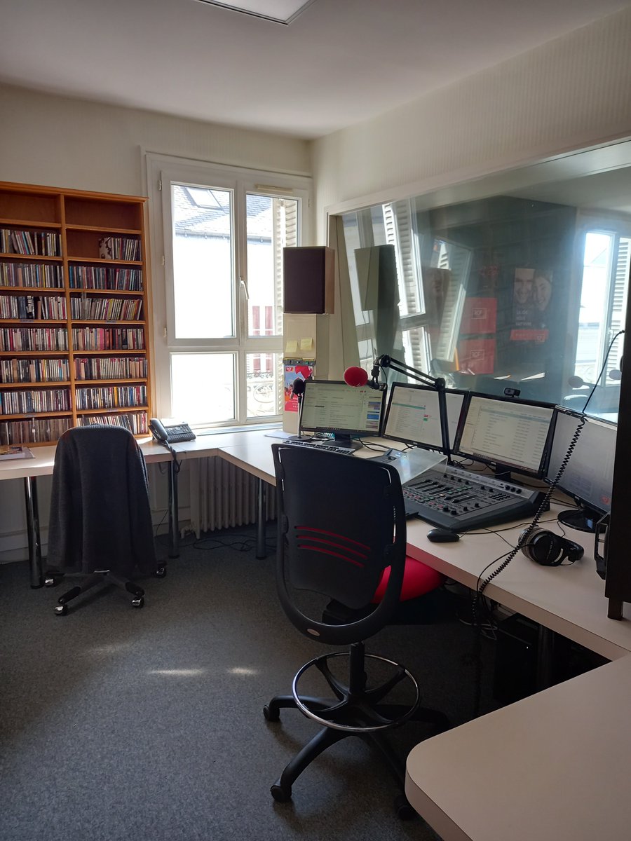 Arcom_Poitiers's tweet photo. 📻1/3 @arcom_poitiers se déplace en Touraine ce 23/03 : rencontre avec le directeur de @rcf_touraine,  une radio bientôt en @DABplusFR à partir du second trimestre 2022. Des échanges toujours aussi riches ! un grand merci pour votre accueil 🙏 https://t.co/xb6ghPJVGq