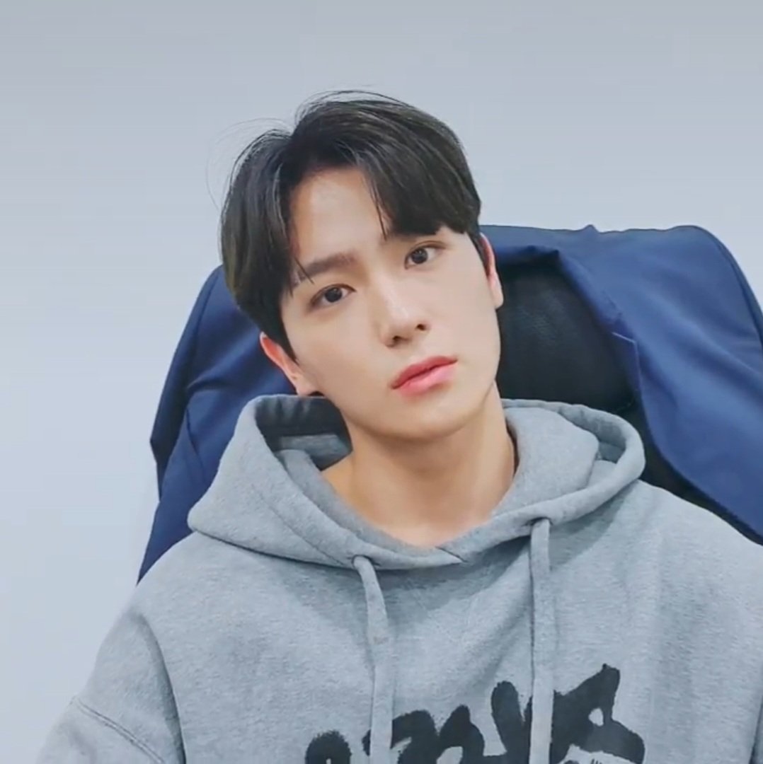 jy_mole's tweet photo. 오마이갓 잘생김 과해 https://t.co/EyWfuiyHEO