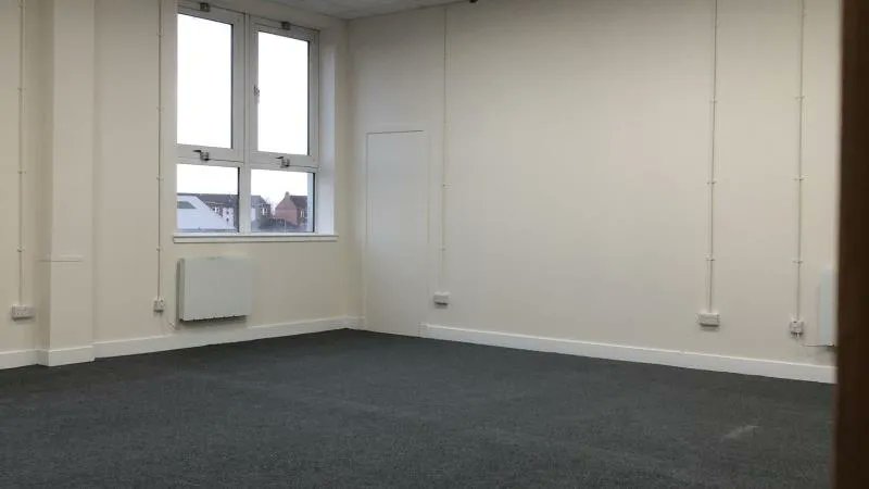 A traditional office room from <a href="/SimPropertyGrp/">Sim Property Group</a> - 538 Sq Ft with parking, toilets, a small shared common room and a tea kitchen. Located at Whitecrook Business Centre, #Clydebank. 
buff.ly/3ejtrca