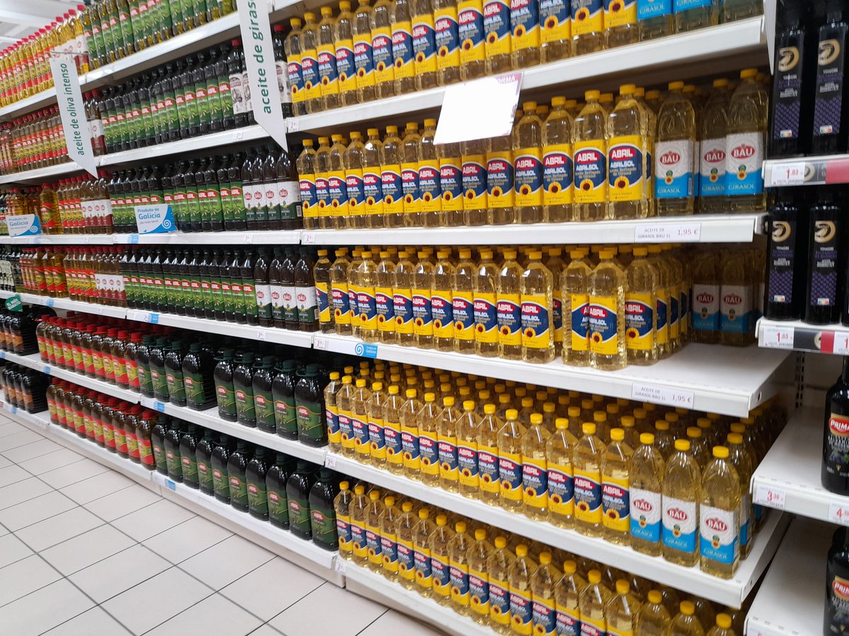 krekinh's tweet photo. En un supermercado de Galicia hoy #Desabastecimiento cero las #Noticias generan pánico. Algún producto escaso, arroz, pasta y lejía. https://t.co/13V1nnRwHx