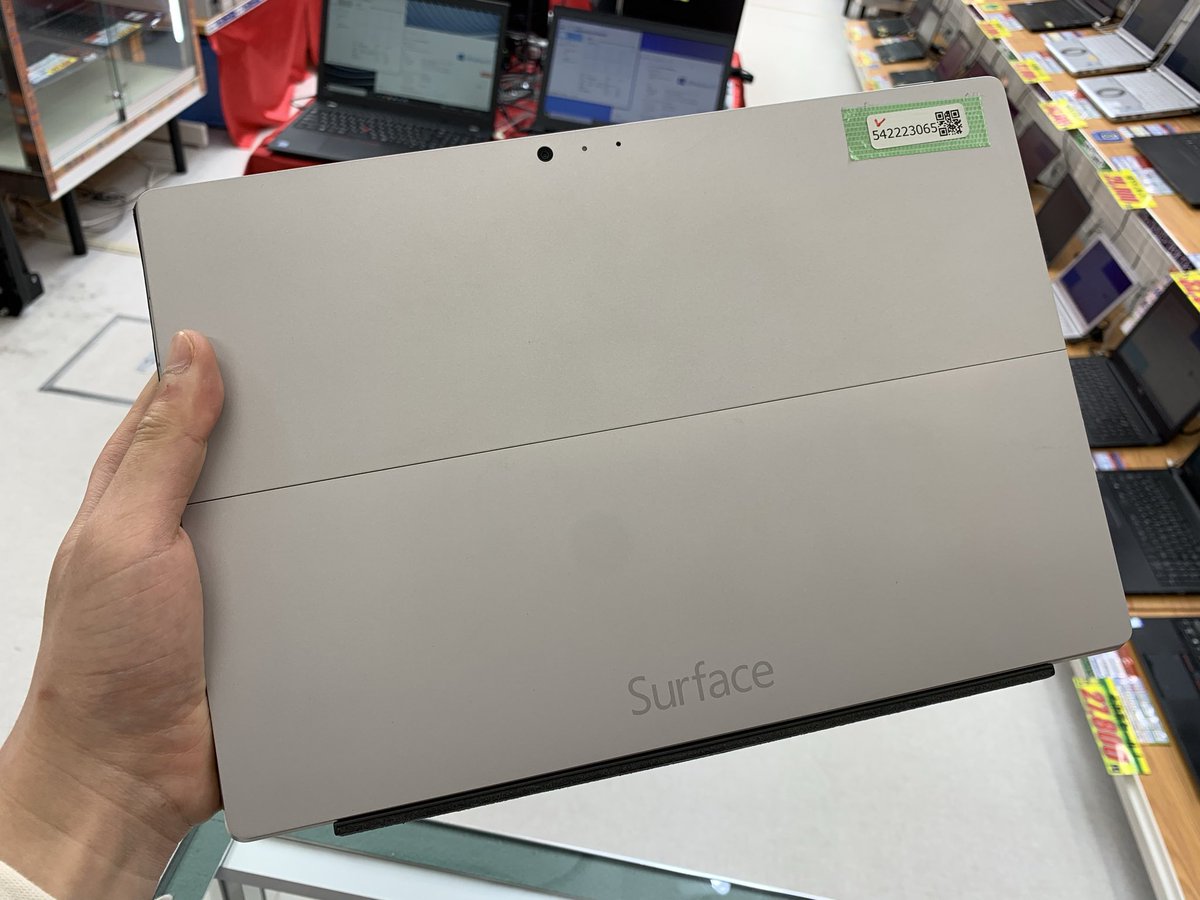 PCcomfullAKB4's tweet image. 今週の秋葉原4号店限定セール！
③【Surface Pro 3】
Core i7のPro 3！メモリ8GB入りで、スペックバッチリ👌
高精細な液晶で、動画視聴用にもオススメな1台！！
キーボードも付いて、入力作業も楽ちんです♪

在庫は計7台！
#SurfacePro3 #Microsoft #サーフェス #Winタブ