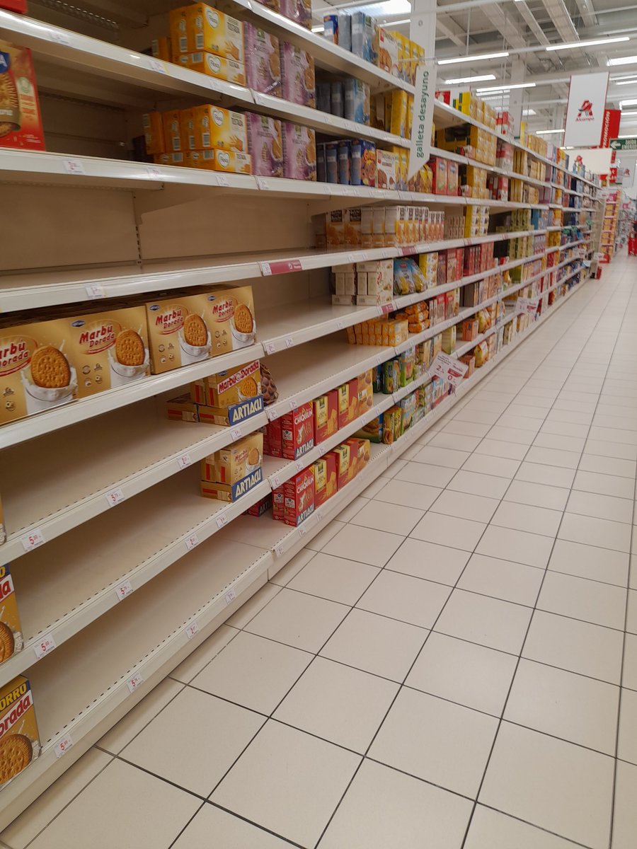 krekinh's tweet photo. En un supermercado de Galicia hoy #Desabastecimiento cero las #Noticias generan pánico. Algún producto escaso, arroz, pasta y lejía. https://t.co/13V1nnRwHx