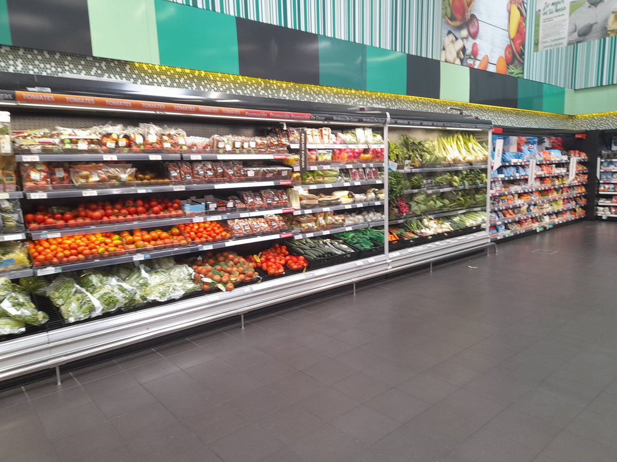 krekinh's tweet photo. En un supermercado de Galicia hoy #Desabastecimiento cero las #Noticias generan pánico. Algún producto escaso, arroz, pasta y lejía. https://t.co/13V1nnRwHx