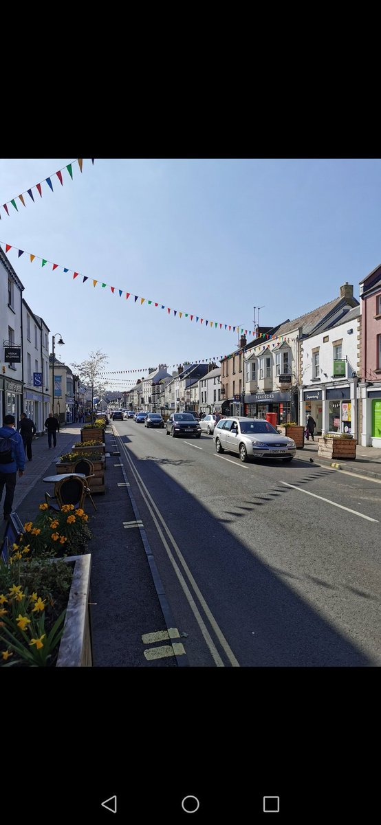 djjmilner's tweet photo. I don't think I've seen a town take to parklets and planters as much as Monmouth in Wales
What before felt like a through road has now become a place to dwell, meet and spend https://t.co/J2EG2tUuqJ