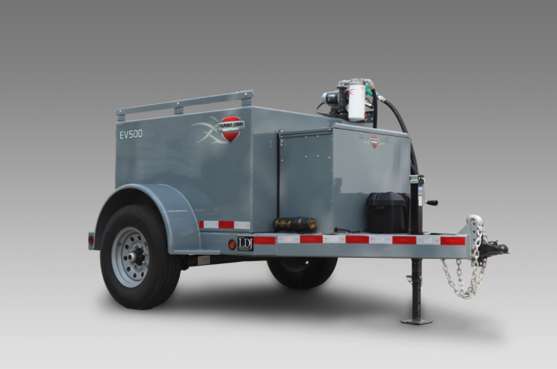 ThunderCreekEq's tweet photo. This year we redesigned our 500-gallon Economy Trailers to a new, nimble single-axle design. 

Plus, now you can outfit the EV 500 with our exclusive 50-gallon 2-in-1 DEF maintenance system.

Rugged value, redefined: https://t.co/InvK00o8Ko https://t.co/Y0qrbGgooJ