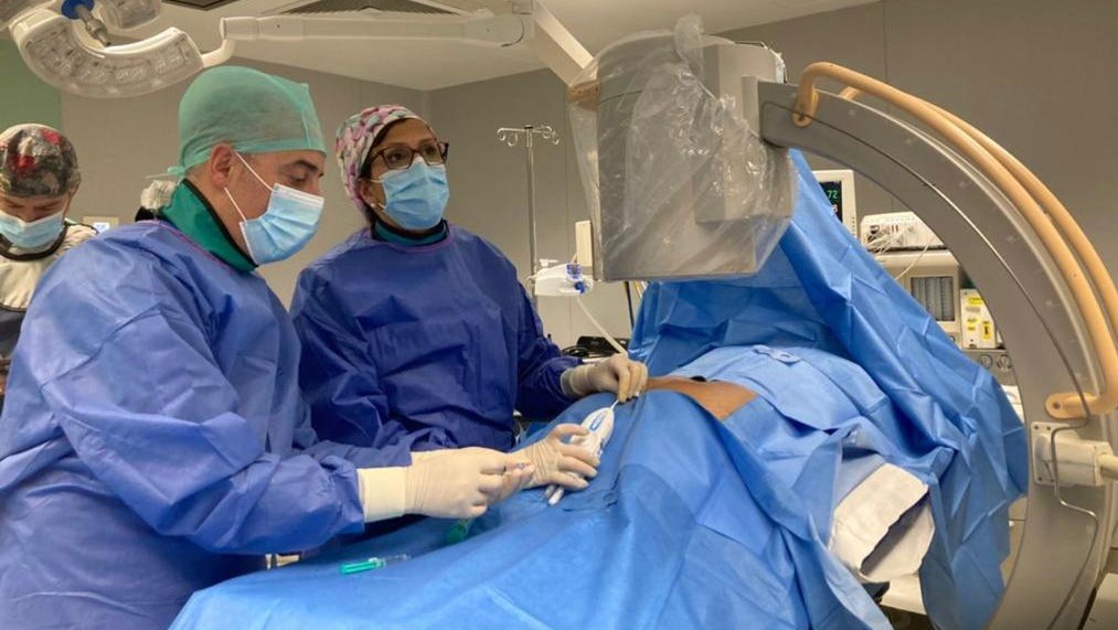 Los Dres. Noelia Calvo García y José Luis Alcibar Gallego usan por 1ª vez en Hospital Intermutual de Euskadi un nuevo sistema de navegación epidural con catéter dirigible que incorpora un balón en el extremo distal para el tratamiento de #estenosis de tipo foraminal