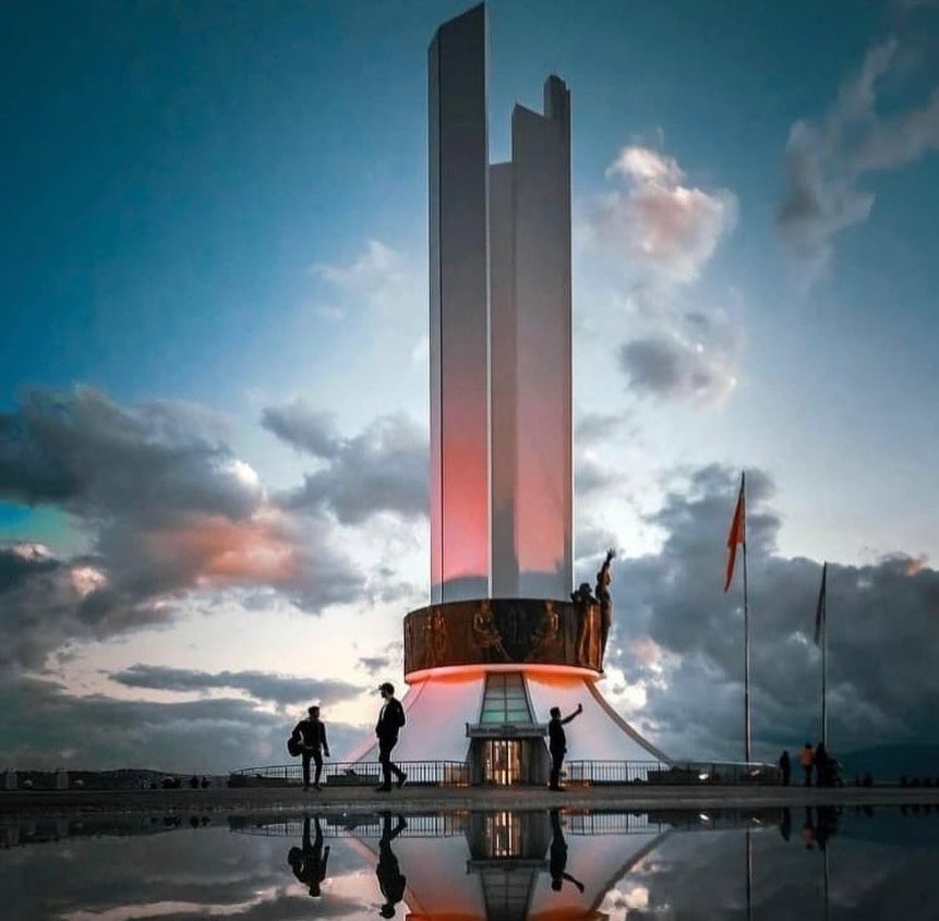 hmutluakpinar's tweet photo. Paha biçilmez eserlerin taklitleri yapılır! Ulu Önder Gazi Mustafa Kemal Atatürk’e olan bağlılığımızı gösteren anıtımızı 2018 yılında daha özgün hale getirerek altına kadına saygı müzesini yaptık.HAYALLER EMEK VE CESARET İSTER”Sizi taklitçiler sizi @rizebelediye @06melihgokcek https://t.co/tdlWalH91s