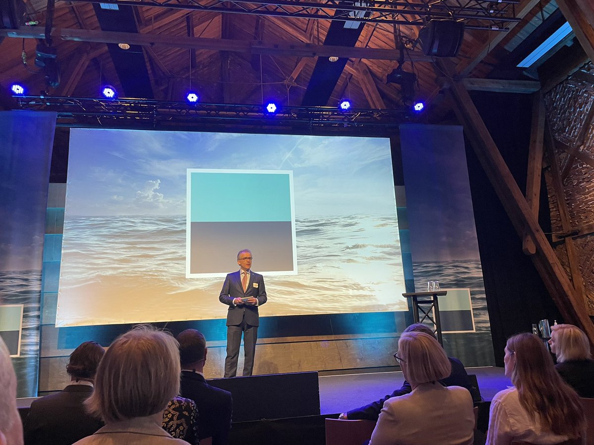 Karoline_Andaur's tweet photo. På årskonferanse til @Rederiforbundet vektlegger president Paul Christian Rieber at norsk maritim sektor skal være ledende på å nå ambisiøse klimamål. Og at alle skip som nå bygges har enten lavutslipp- eller nullutslippsløsninger! #detskjer #mindreutslipp https://t.co/TFlpYHdjt3