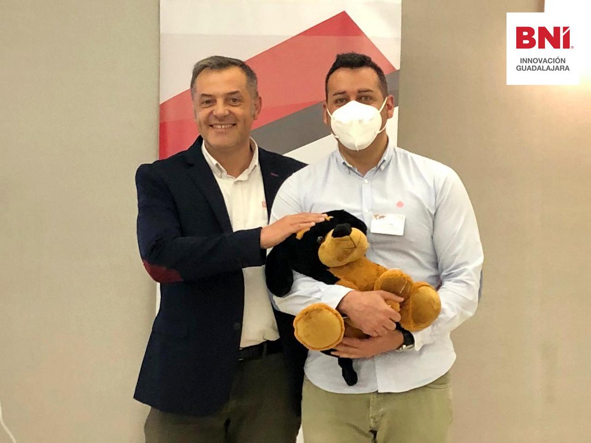 BNI_Innovacion's tweet photo. Consolación Chamorro, de @DEPROCOCINAS, ha recibido un diploma por su trayectoria dentro del grupo; Luis Ortega, de Metsal #Instalaciones térmicas, mejor presentación; y Rubén de Luis de Arte y Prestigio #Diseño, ha realizado la presentación principal. https://t.co/EfVnjqxmTB