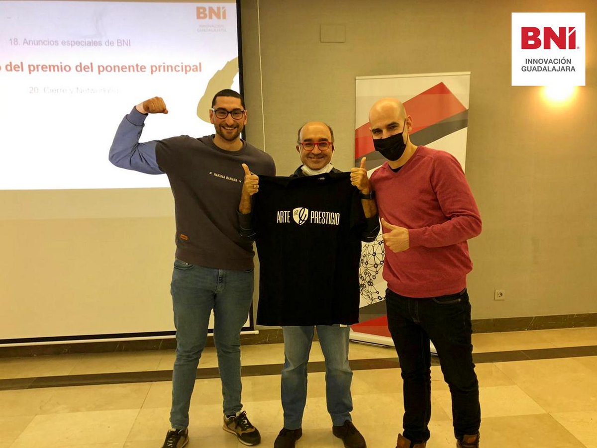 BNI_Innovacion's tweet photo. Consolación Chamorro, de @DEPROCOCINAS, ha recibido un diploma por su trayectoria dentro del grupo; Luis Ortega, de Metsal #Instalaciones térmicas, mejor presentación; y Rubén de Luis de Arte y Prestigio #Diseño, ha realizado la presentación principal. https://t.co/EfVnjqxmTB