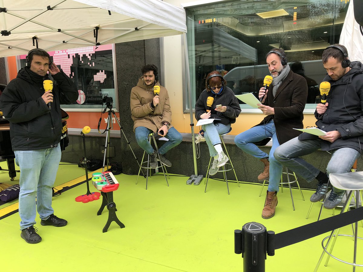 mariacanals_bcn's tweet photo. 🎹Avui l’equip de @lultimahoraCR fa el programa al costat del piano del #MariaCanals!

🎙En directe a @CatalunyaRadio. 🎶

#Tuhitoques #Portacua #MCB #Barcelona https://t.co/s3EbEIOIle