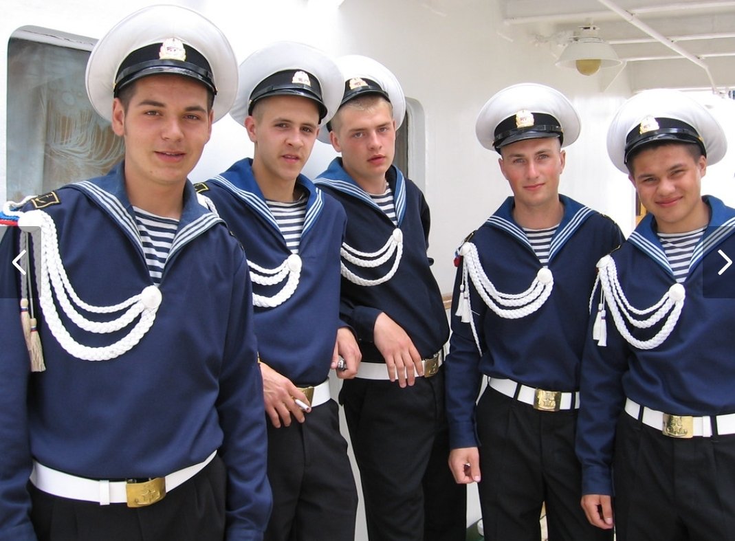 Моряк в тельняшке на корабле