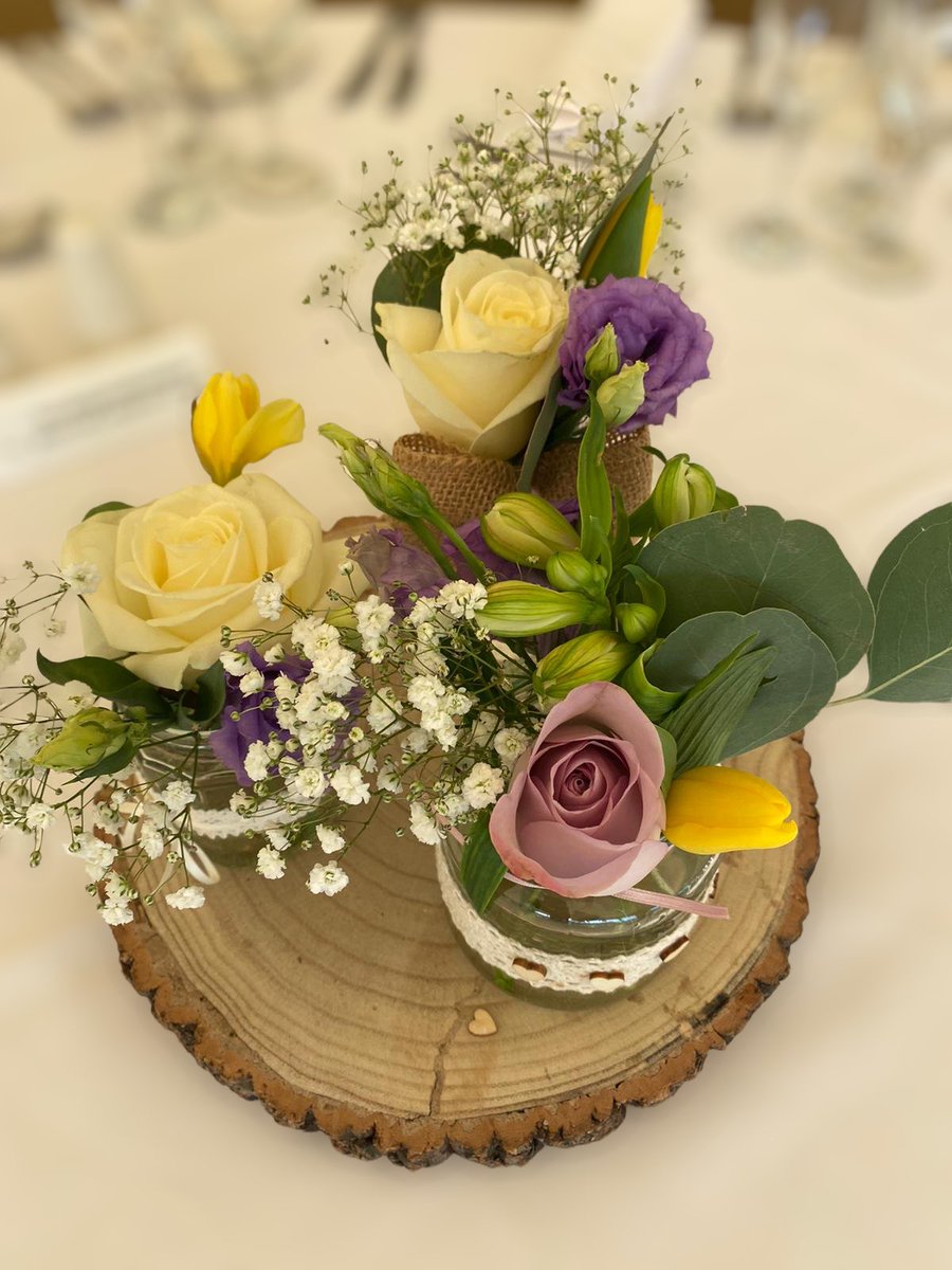 We simply loved creating this very pretty table decorations.
#weddingflowers #wedding #flowers #weddinginspiration #weddingdecor