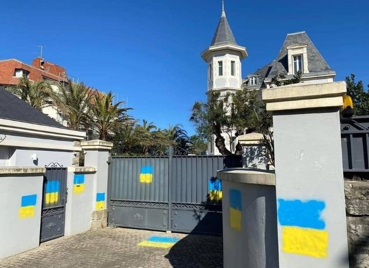 Ecco come si presenta l'ingresso della villa della figlia #Putin in Francia!

#Ukraine #Anonymous #FreeUkraine #StandWithUkraine #NoWarInUkraine #OpRussia #news #Italia #Italy #Anonymous  #FckPutin