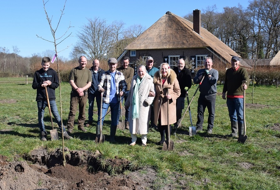 Vrijwilligers planten fruitbomen en meidoornhagen aan op het landgoed 't Hartelaer. Een initiatief dat mogelijk is gemaakt dankzij de stichting Bos Natuur en landschap ( SBNL ) Natuurfonds en de stichting Natuurlijk Twello. 

Kijk voor het hele artikel op witterentmeestersenmakelaars.nl/artikelen/boom…