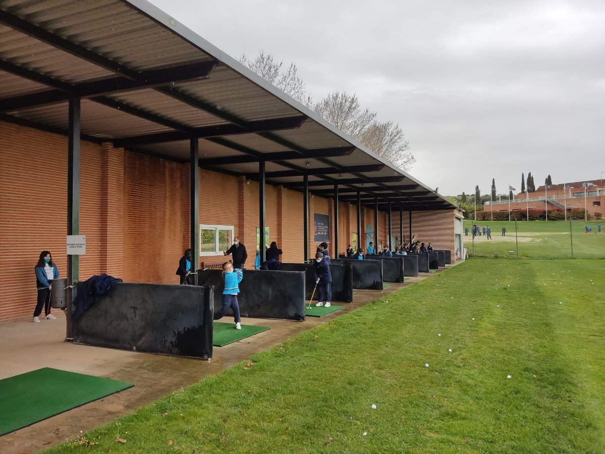 Retamares_Golf's tweet photo. Hoy y mañana tenemos una visita muy especial en el club, los alumnos de 4º de primaria del @ColegioArula de Alalpardo, que participan en el programa Golf en los Colegios de la @Fedgolfmadrid. Bienvenidos! https://t.co/qvTwJTXLLA