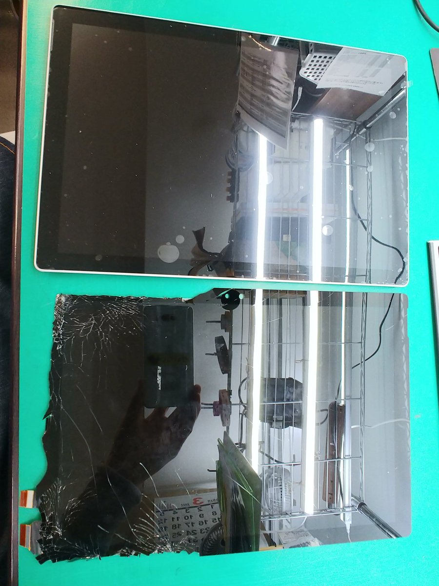 smartmax_repair's tweet image. #SurfacePro5 画面割れ交換修理のご依頼です！
ご利用頂きありがとうございますm(*_ _)m
だいぶ細かくガラスが割れていた為
怪我をしてしまいそうな危険な状態でした😧💦
細かいガラスを綺麗に掃除するのに少し苦労しますが、
新品ディスプレイに交換して無事に直りました✨
#タブレットまっくす