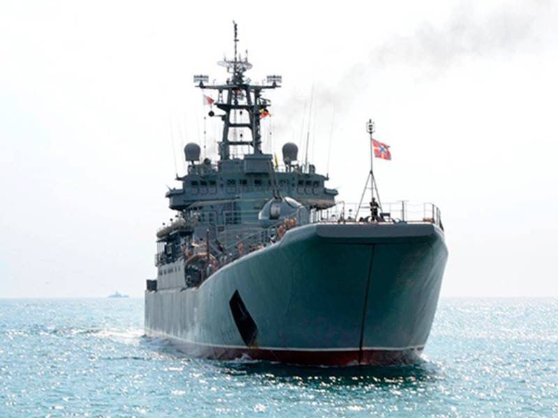 DefenceU's tweet photo. Celebration of one month since the beginning of the russian invasion took place in Hell. 15,800 russian soldiers marched in parade. The highlight of the column of military machinery was russian large landing ship "Orsk".

#UAarmy #StopRussia https://t.co/bat9oprpq1
