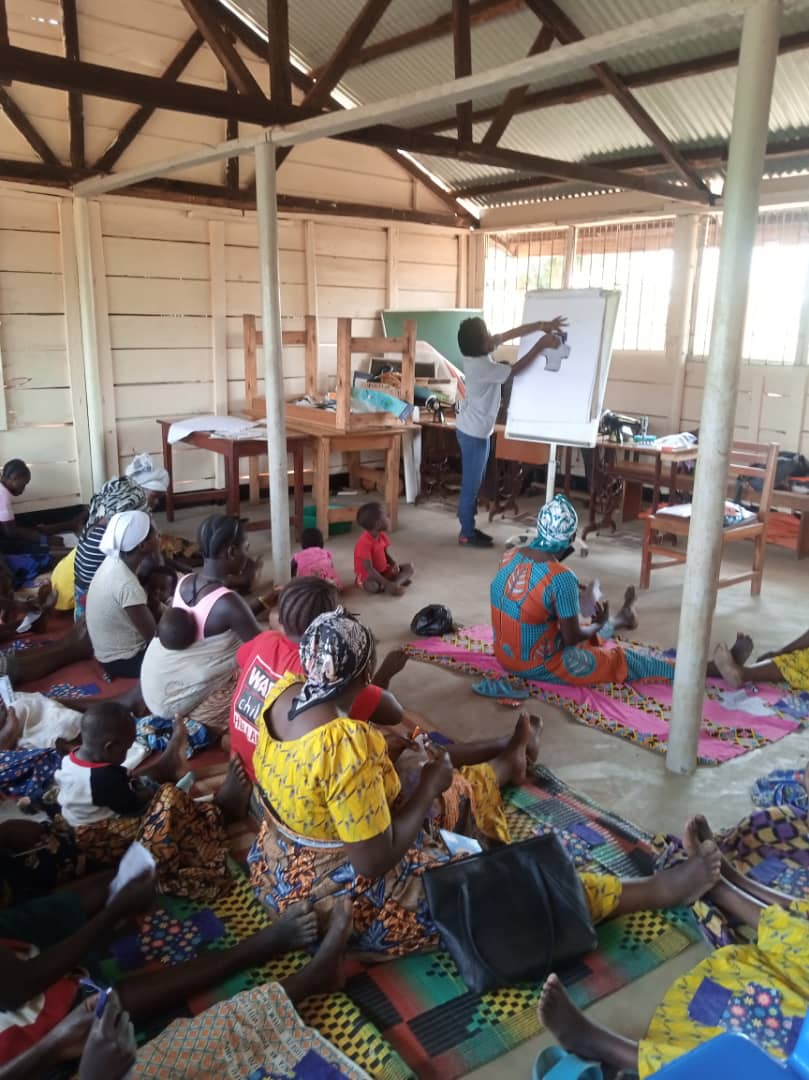 daysforgirlsUG's tweet photo. DFG is implementing ECHO_APEAL III project in Kyaka II and Kyangwali. 5000 women have been trained and have received Menstrual Kits. #MenWhoKnow #menstrualhealth #menstruationmatters #DFG https://t.co/ajdsw2XOO4