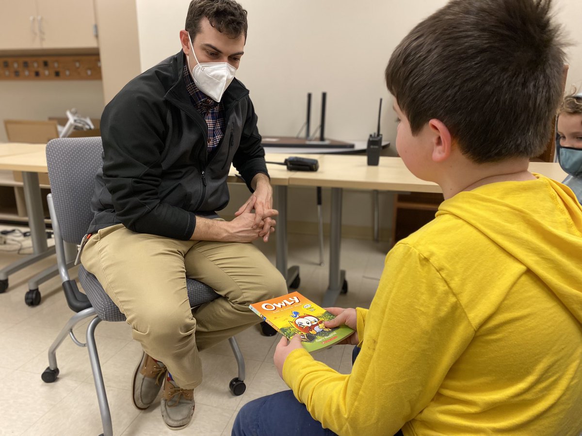 Students pick out a book to read to # an administrator, and then they get to donate that book to the library. Brilliant! #ViennaValiantVikings #vvv #lovetoread