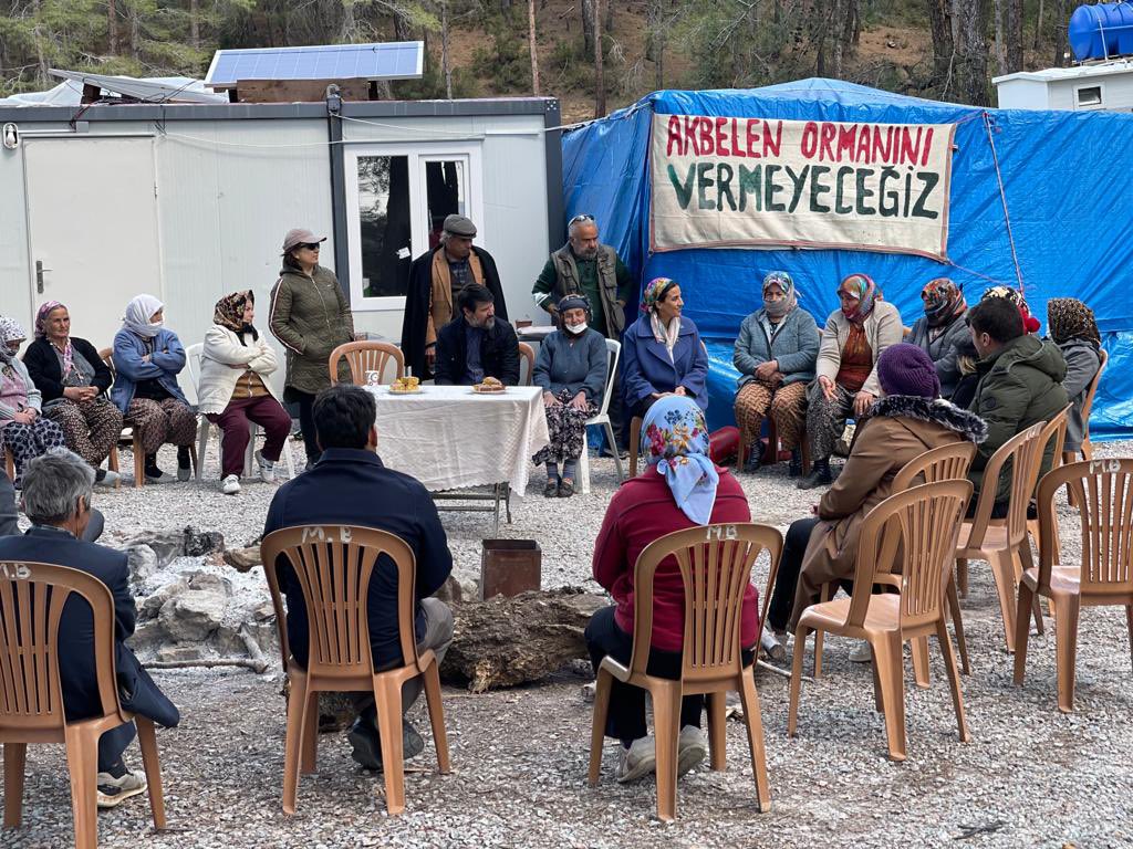 RizvanogluEvrim's tweet photo. Melahat Hanım:İnsan çocuğunu kesebilir mi?diyor ağaçlar için. 

Akbelen Ormanı'nın kesimine karşı bölge halkının başlattığı direniş ve nöbet eylemi 252 gündür sürüyor.

Nöbetin başını kadınlar çekiyor. 

Termik santral için ağaçları kestirmeyen kadınlar temiz enerjiyi savunuyor. https://t.co/hXEt56TBzn