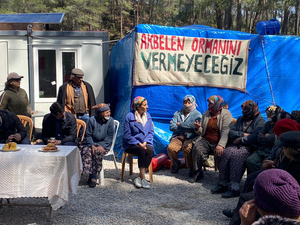 RizvanogluEvrim's tweet photo. Melahat Hanım:İnsan çocuğunu kesebilir mi?diyor ağaçlar için. 

Akbelen Ormanı'nın kesimine karşı bölge halkının başlattığı direniş ve nöbet eylemi 252 gündür sürüyor.

Nöbetin başını kadınlar çekiyor. 

Termik santral için ağaçları kestirmeyen kadınlar temiz enerjiyi savunuyor. https://t.co/hXEt56TBzn