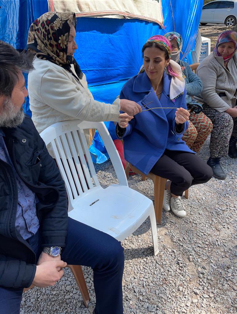 Melahat Hanım:İnsan çocuğunu kesebilir mi?diyor ağaçlar için. 

Akbelen Ormanı'nın kesimine karşı bölge halkının başlattığı direniş ve nöbet eylemi 252 gündür sürüyor.

Nöbetin başını kadınlar çekiyor. 

Termik santral için ağaçları kestirmeyen kadınlar temiz enerjiyi savunuyor.