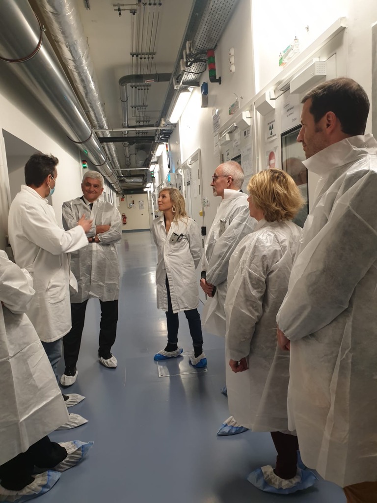 lr4403's tweet photo. Ravi d'avoir accueilli @Herve_Morin sur la #circo4403 pour sa visite d'#Arronax et de son cyclotron unique au monde. 

Fer de lance de la médecine nucléaire, nous sommes fières d'avoir cet atout majeur sur notre territoire ! https://t.co/VTtUxUlJlz