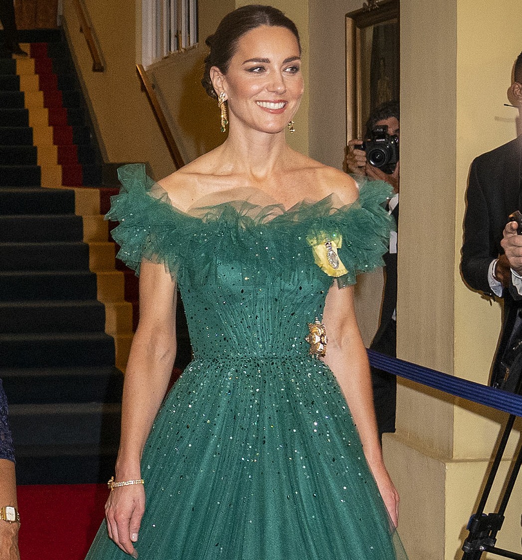 RT @KaiseratCB: Duchess Kate wore tulle Jenny Packham & William says ‘slavery was abhorrent’ https://t.co/OZcpFewAx0 https://t.co/oxXDAcVDbd