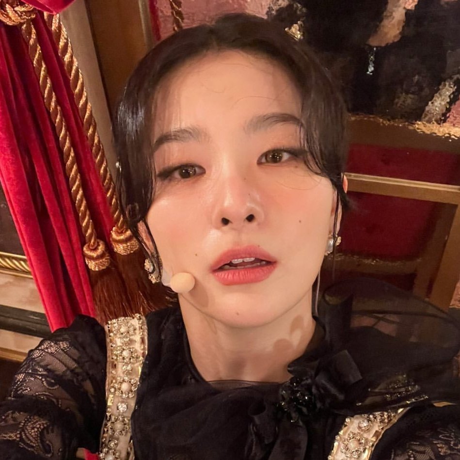 sisseulgi's tweet photo. ...☆

look at the details of my make up! it's super pretty, isn't it?! https://t.co/5IvMGxnZt7