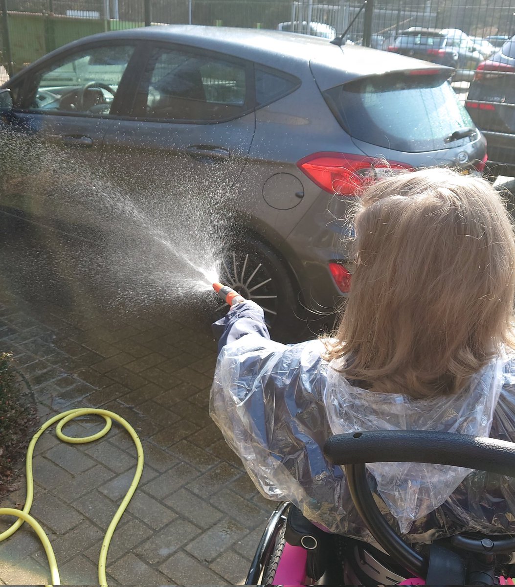 Mloes79's tweet photo. Toppers! De auto blinkt weer!
Lesje auto wassen! π
#juf #mytylschool #onderwijs #ditisookonderwijs #Emmen #samensterkinleren #o2g2 https://t.co/MARsvAYGKe