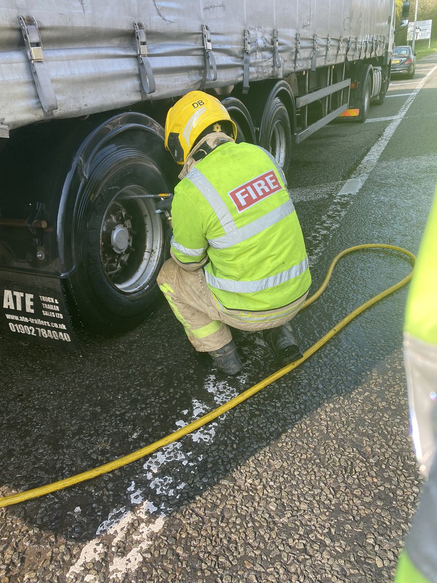 BlueWatch <a href="/SFRS_TelfordCtl/">Telford Station</a> have just dealt with overheating brakes involving an LGV on the A442 Queensway. Crews making good use of the misting lance to get into tight spaces 🚒