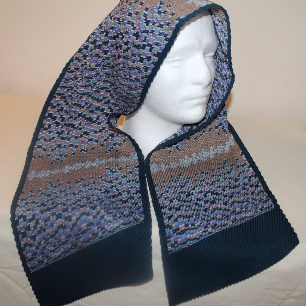 quilts_more's tweet photo. Retro Scarf, Modern Design, Lady's Muffler, Headscarf, Mantilla, Stole, Tippet; Kerchief, Neckerchief, Babushka, Vintage, Head, Neck Cover https://t.co/zkPXJyqgLA #ImagineQuiltsAndMore #Etsy #RetroScarf https://t.co/HhCTlP76s2
