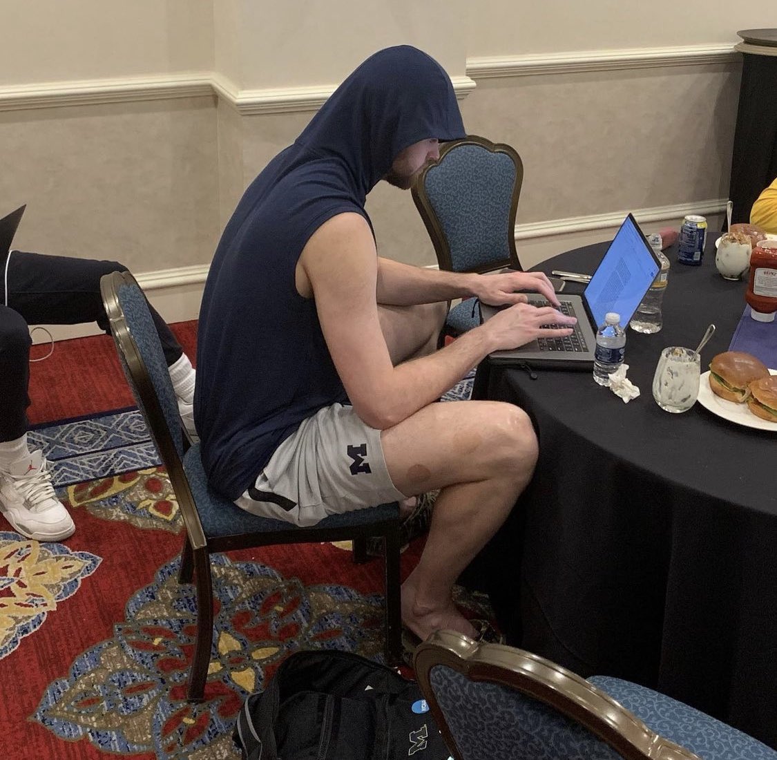 bluebyninety's tweet photo. It's crazy that this man is gonna for for 25 &amp; 10 tonight https://t.co/JrxAGP0h2M