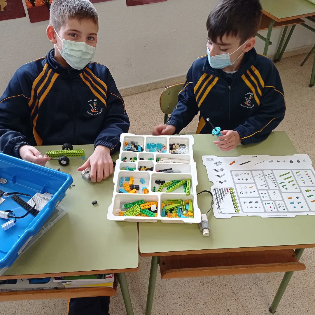 ColegioFBM's tweet photo. Es genial dejar correr la imaginación de los alumnos para que experimenten, descubran y colaboren mientras aprenden creando.👏👏💪🔝 #legowedo2 #inventores LEGO Education RobotiX https://t.co/81uB32O6Ha