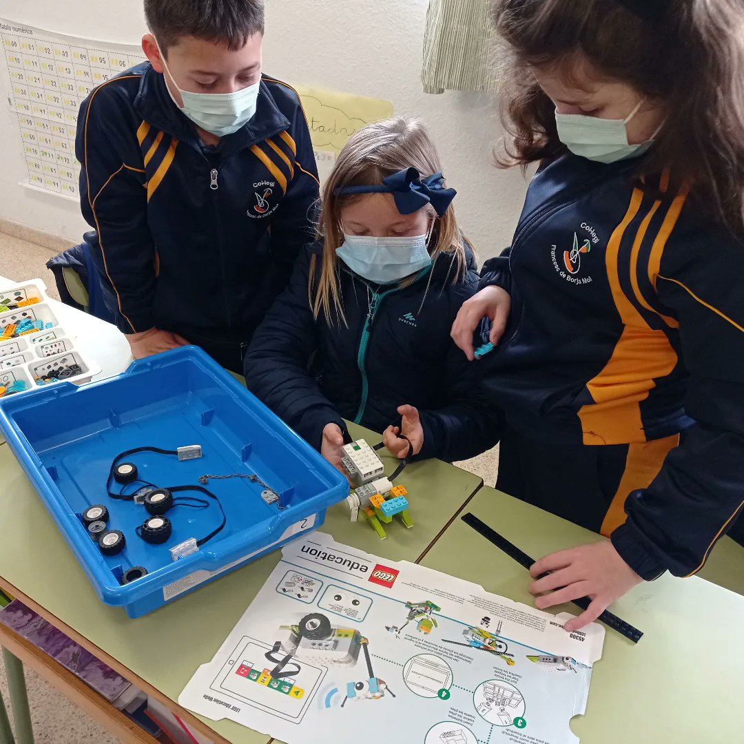 ColegioFBM's tweet photo. Es genial dejar correr la imaginación de los alumnos para que experimenten, descubran y colaboren mientras aprenden creando.👏👏💪🔝 #legowedo2 #inventores LEGO Education RobotiX https://t.co/81uB32O6Ha