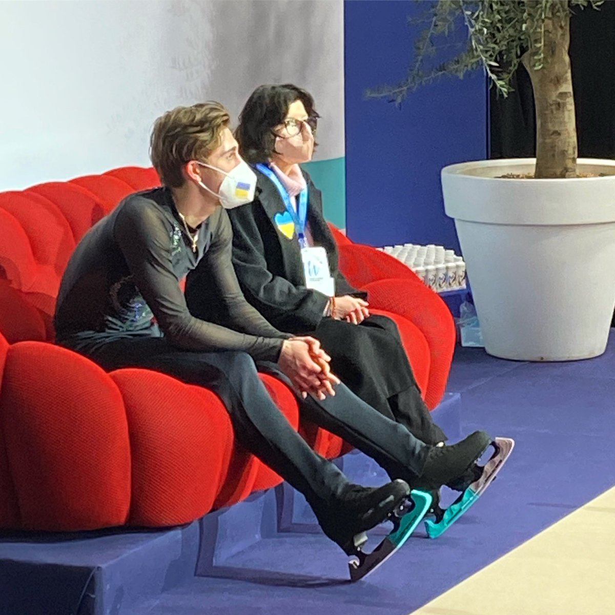 goldenskate's tweet photo. Canada's 🇨🇦 #RomanSadovsky — #CTNSC22 🥈80.54
showing 🇺🇦 support in the Kiss &amp; Cry! 
#WorldFigure #Montpellier2022 #FigureSkating 
💬 https://t.co/p0WiUinydp https://t.co/1YelQdt9sB