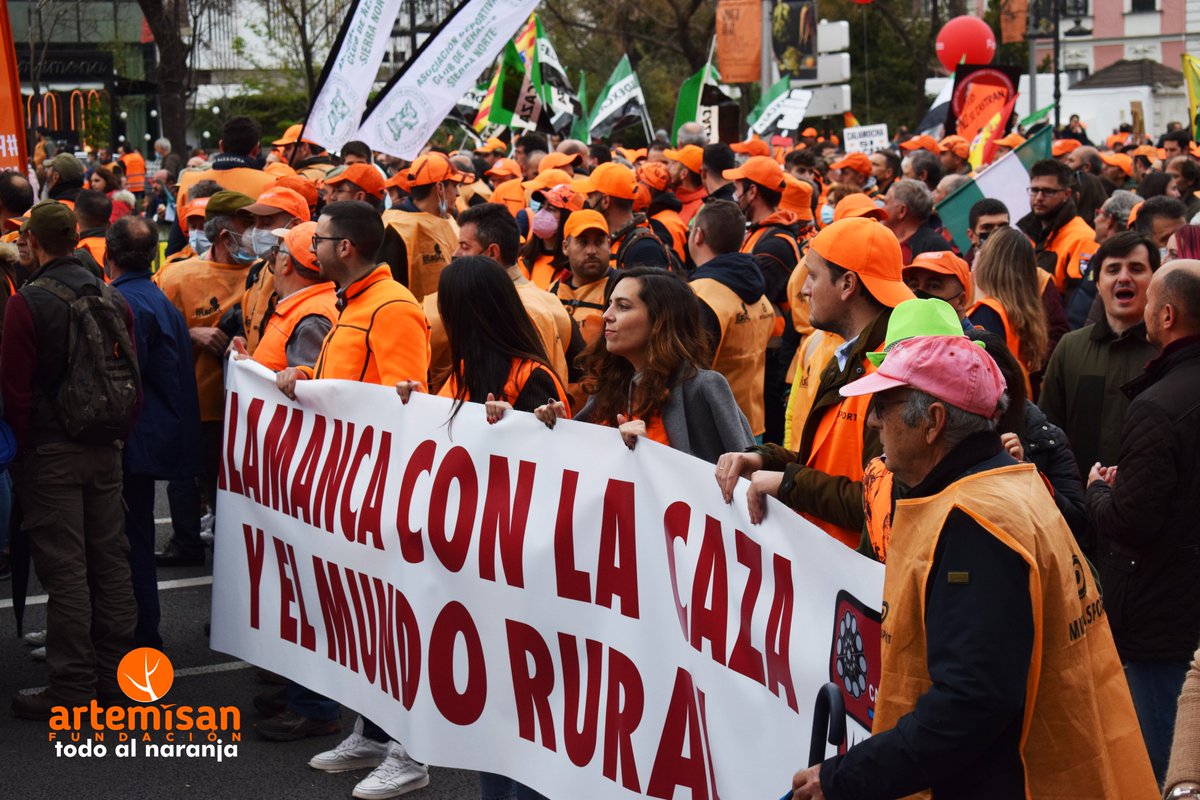 f_artemisan's tweet photo. 🧡 Es difícil elegir imágenes que resuman lo que vivimos el pasado domingo en Madrid. Aquí traemos algunas, aunque podríamos poner miles, porque el #20M la caza hizo historia. ¡Orgullosos! #NaranjaEsCaza 👇 https://t.co/ocOIIW3uu5