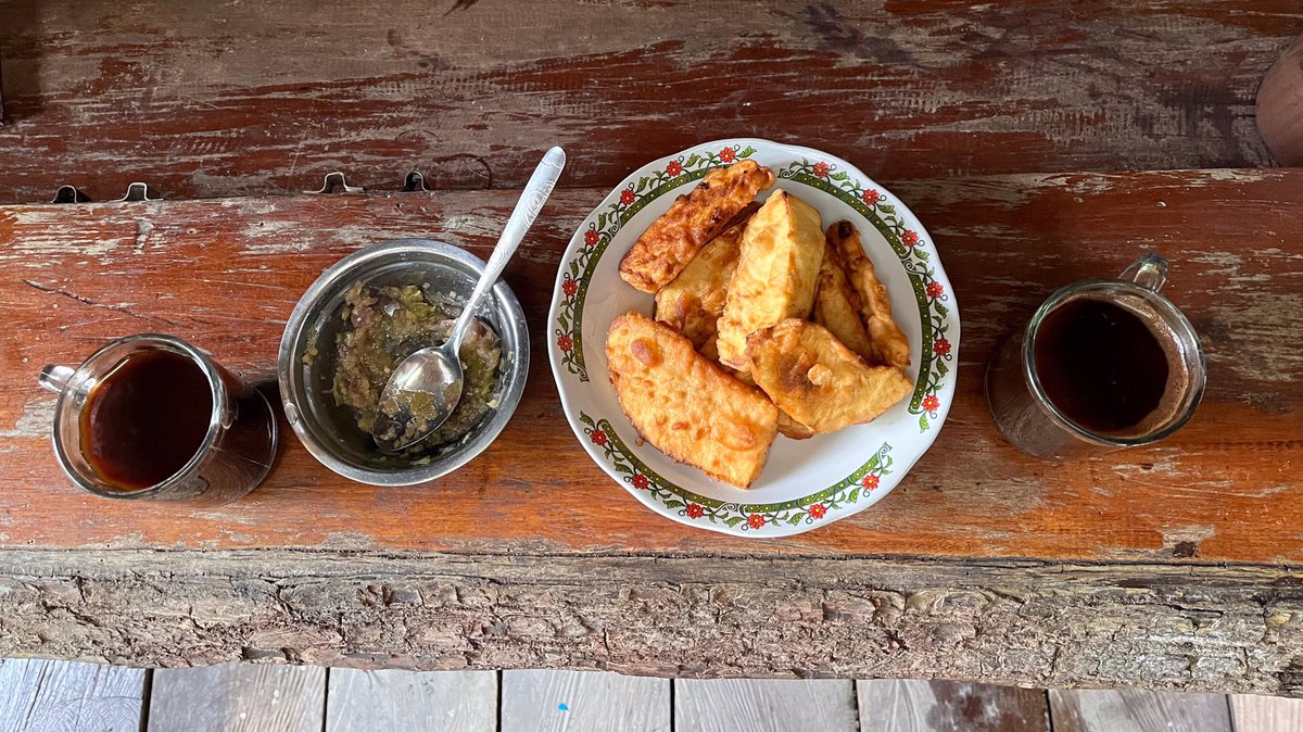 TanimbarLab's tweet photo. At 8-9 am it starts to get too hot for both Goffins and humans… It’s time to go back to the station for the second coffee of the day and some fried breadfruit with sambal ☀️☕️ #Tanimbar #research #fieldworklife #runningoncoffee @ShimodaDesigns https://t.co/X5Sw5gciX1