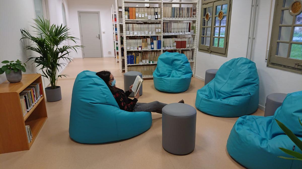 crai_ub's tweet photo. #EspaisCRAIUB🪑
Nou espai al @craiubfcca Campus Torribera: l’hemeroteca.
A més de les revistes, incorpora un nova zona ideal per desconnectar, el #CRAIOFF, amb pufs i un racó de novel·la, poesia, assaig i còmic.
➕ℹ️ 🔗 https://t.co/Hj74Pjbrct
@craiubfcca https://t.co/r94oyAAP9V