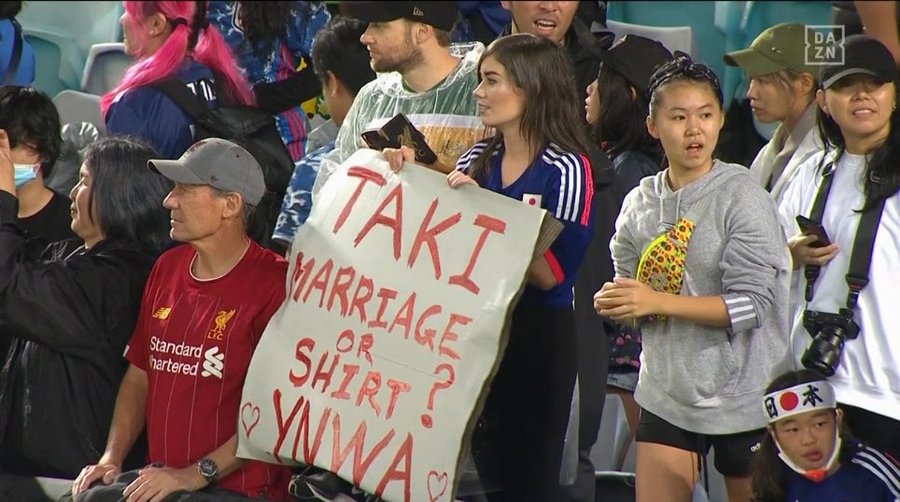 日本代表fw南野拓実へ 結婚 シャツ アピール 美女サポーターが公開求婚 と海外注目 フットボールゾーン 2
