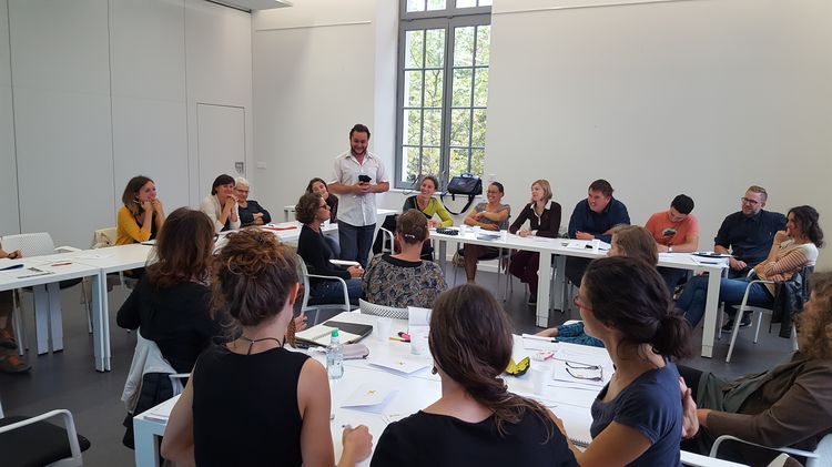 APERAU Internationale (@aperau_internat) on Twitter photo Rencontres doctorales APERAU 2022 (Bordeaux) : soumission possible jusqu'au 4 avril !
➡️Lien : aperau-d.sciencesconf.org
<a href="/geographiecites/">Géographie-cités</a> <a href="/EVSUMR5600/">Environnement Ville Société</a> <a href="/lab_urba/">Lab'URBA</a> @LaboTVES <a href="/LabExIMU/">LabEx IMU</a> @VRM_ca <a href="/_riurba/">RIURBA- Revue Internationale d'Urbanisme</a> @EcoleUrbaine Rencontres doctorales APERAU 2022 (Bordeaux) : soumission possible jusqu'au 4 avril !
➡️Lien : aperau-d.sciencesconf.org
<a href="/geographiecites/">Géographie-cités</a> <a href="/EVSUMR5600/">Environnement Ville Société</a> <a href="/lab_urba/">Lab'URBA</a> @LaboTVES <a href="/LabExIMU/">LabEx IMU</a> @VRM_ca <a href="/_riurba/">RIURBA- Revue Internationale d'Urbanisme</a> @EcoleUrbaine