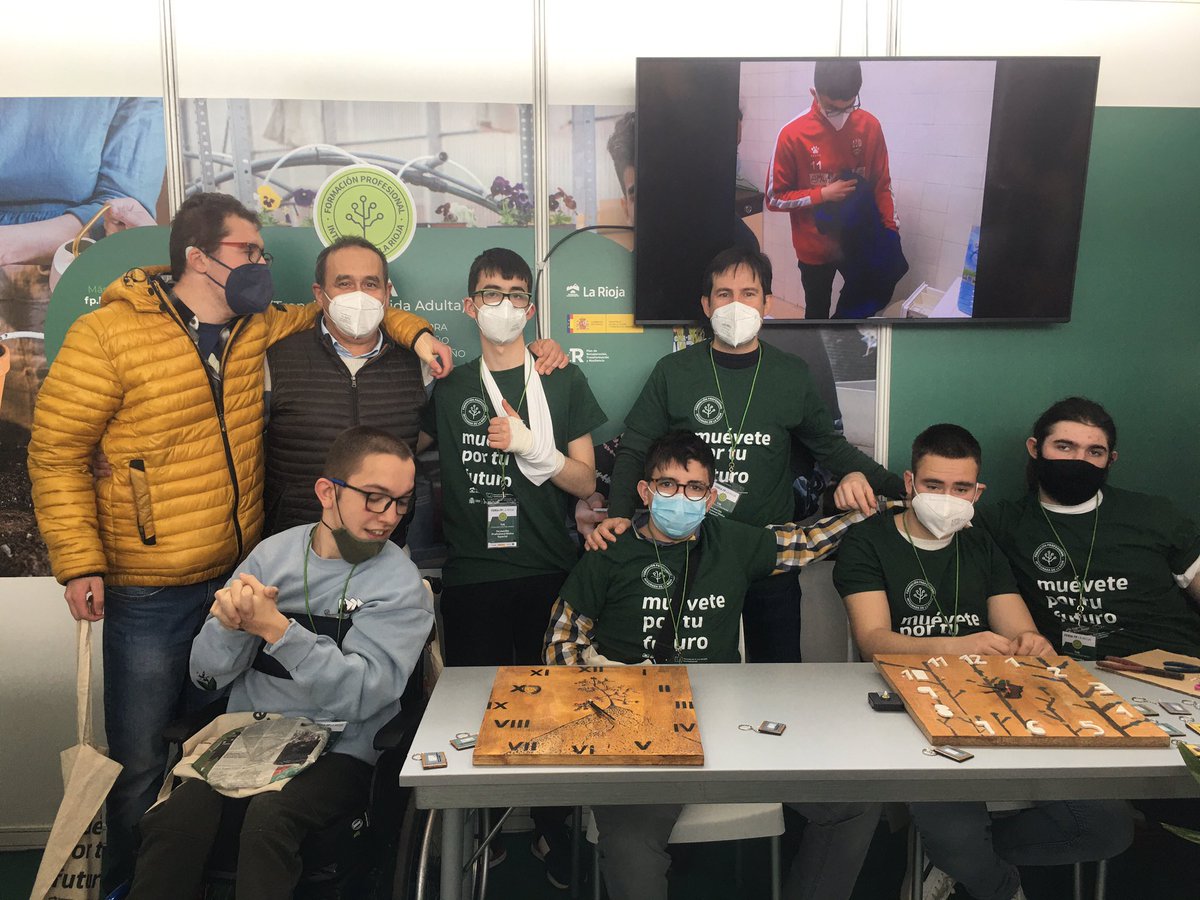 🔝Todo mi reconocimiento al profesorado y alumnado del Programa de Transición a la Vida Adulta (TVA) del <a href="/ceemvallejo/">CEEMARQUÉSDEVALLEJO</a> #LaRioja Magníficos los trabajos expuestos en la #FeriaFP <a href="/fplarioja/">Formación Profesional La Rioja</a> 👏👏