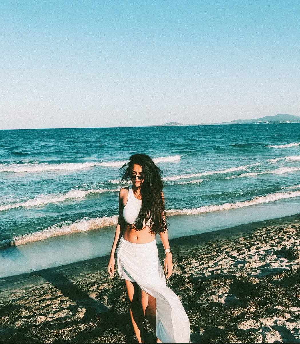 lilphoenix___'s tweet photo. BEACH TOGETHER ? 🌚
#TejasswiPrakash https://t.co/Qbh5ggaCoH