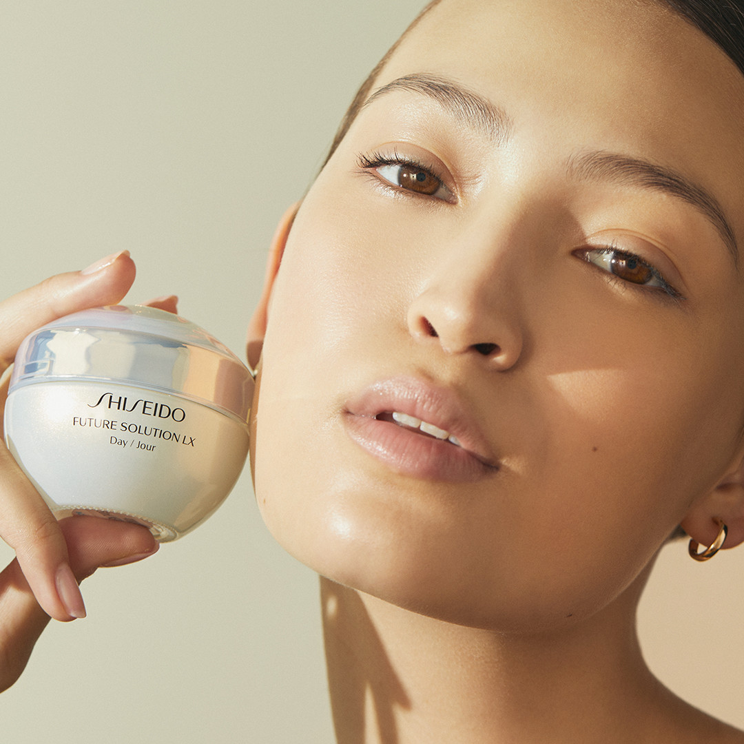 Future Solution LX Total Protective Cream saca a la luz la vitalidad más profunda de la piel para una piel más joven. bit.ly/3IoYAIA